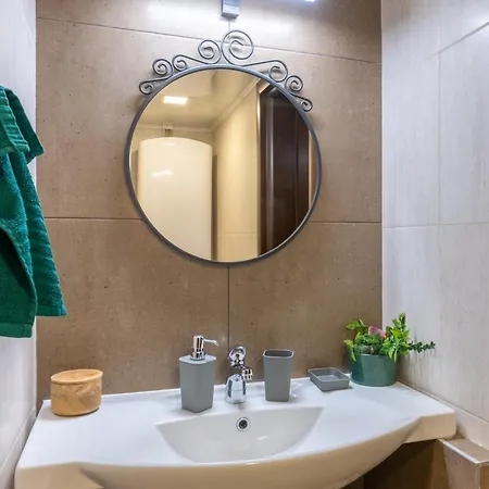 Center Apartment, Walk To & Sea Garden شقة