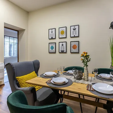 Апартаменти Center Apartment, Walk To & Sea Garden