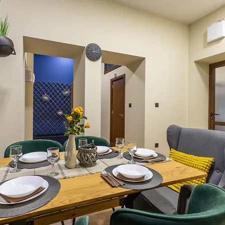 Center Apartment, Walk To & Sea Garden شقة *