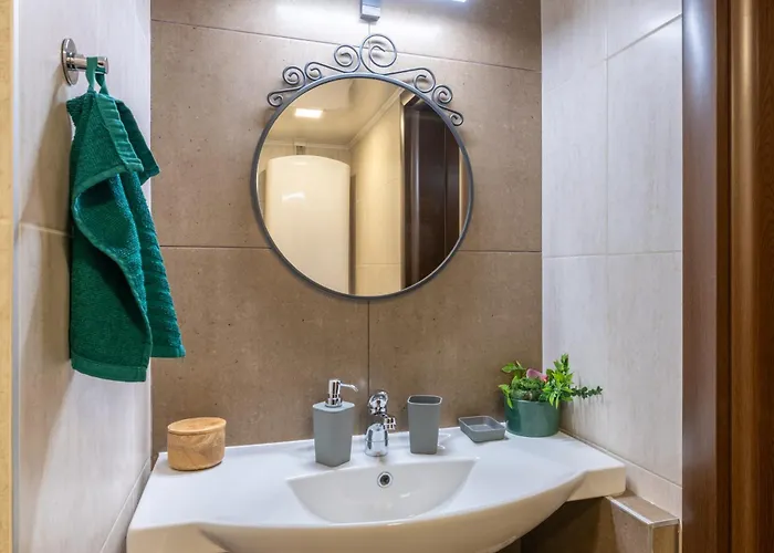 Center Apartment, Walk To & Sea Garden Apartment